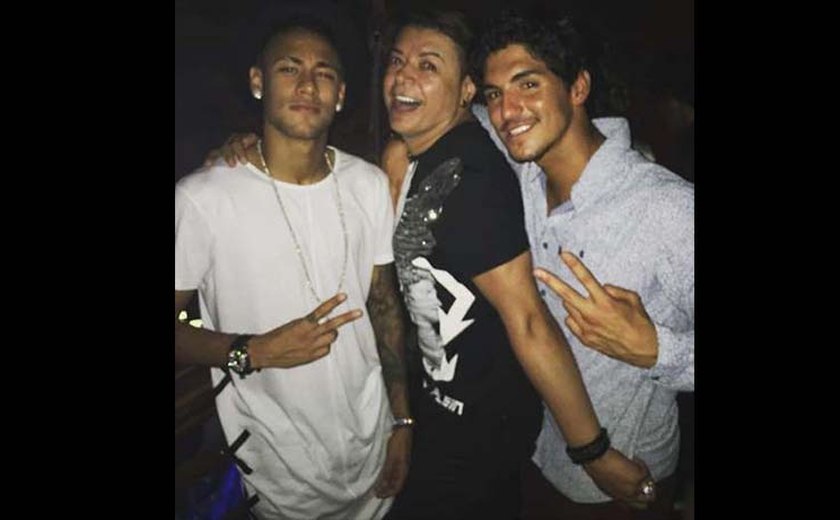 Neymar toca pandeiro na festa de Gabriel Medina