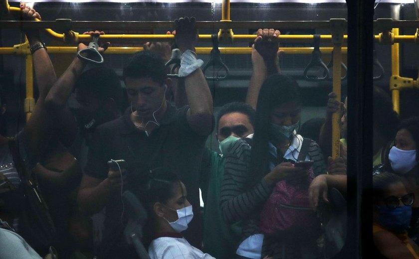 Infectologistas defendem volta das máscaras e mais vacinação