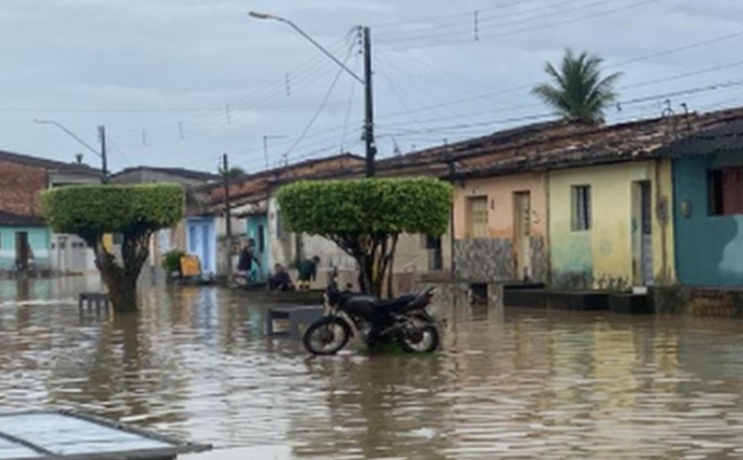 Rio Santo Antônio transborda e Defesa Civil alerta para risco no Rio Manguaba, em Alagoas