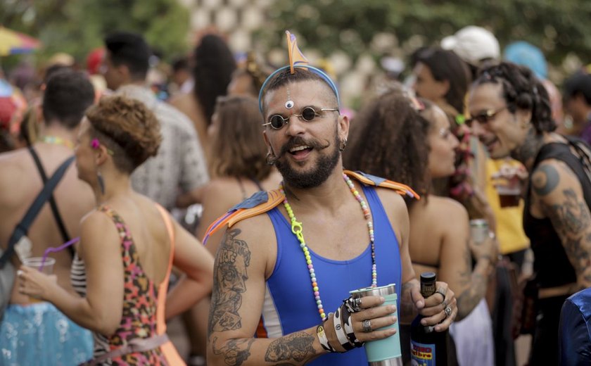 No Distrito Federal foliões chegam cedo para a concentração nos blocos