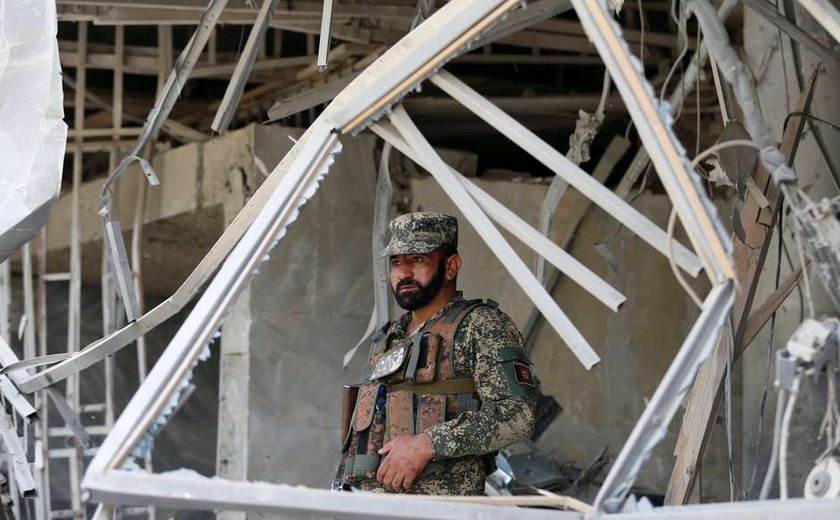 Homem-bomba mata 5 pessoas em banco na capital do Afeganistão