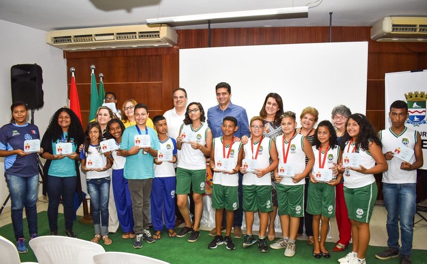Rui Palmeira homenageia estudantes municipais premiados