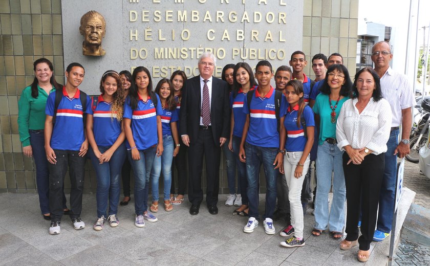 Estudantes de escola pública estadual visitam o Memorial Desembargador Hélio Cabral do MP