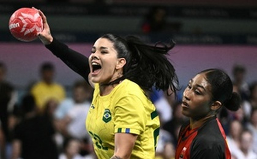 Brasil goleia Angola em 'decisão' e volta às quartas de final do handebol feminino na Olimpíada
