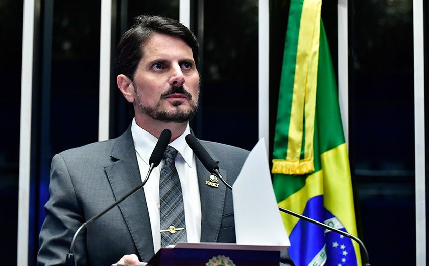 Marcos do Val dribla STF e diz que viajou para os EUA com passaporte diplomático