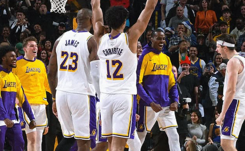 Lakers derrotam Warriors com cesta de Reaves no último segundo; LeBron iguala Curry