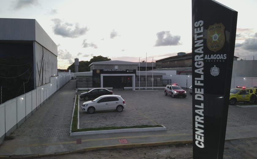 Mulher é presa após abandonar filha de seis anos trancada em casa