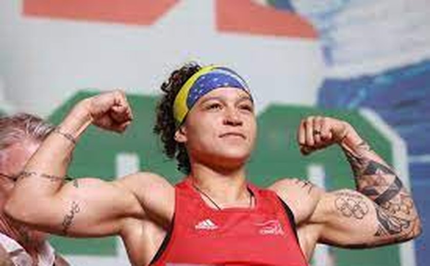 Bia Ferreira fala sobre carreira híbrida e busca por vaga no boxe olímpico em Paris-2024