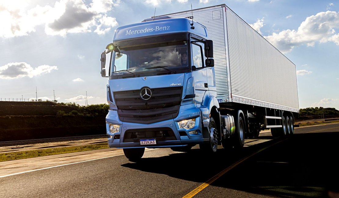 Mercedes-Benz relança Axor com nova motorização, tecnologias e foco no cliente