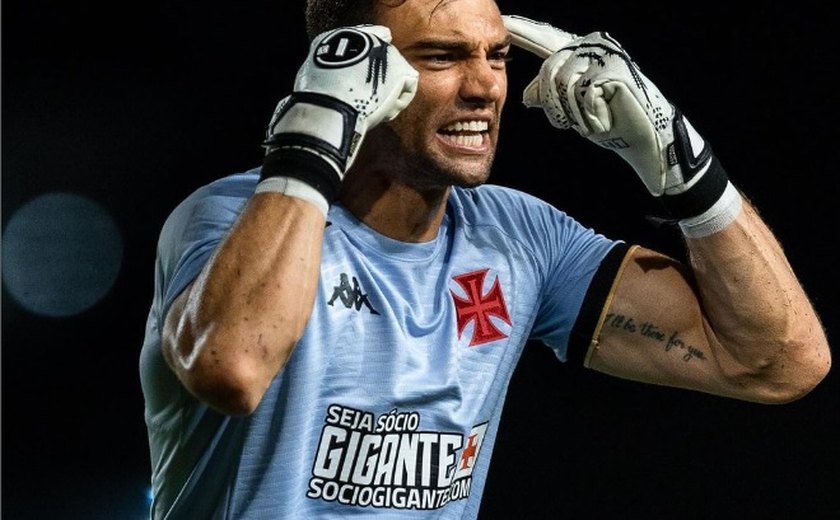 Com 14 defesas, Léo Jardim, goleiro do Vasco, recebe nota 10 contra o Nova Iguaçu