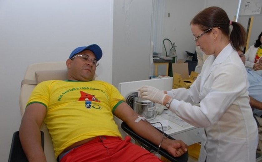 Com apenas 8% do estoque de sangue, Hemoal faz coleta na Ponta Verde e Jacintinho