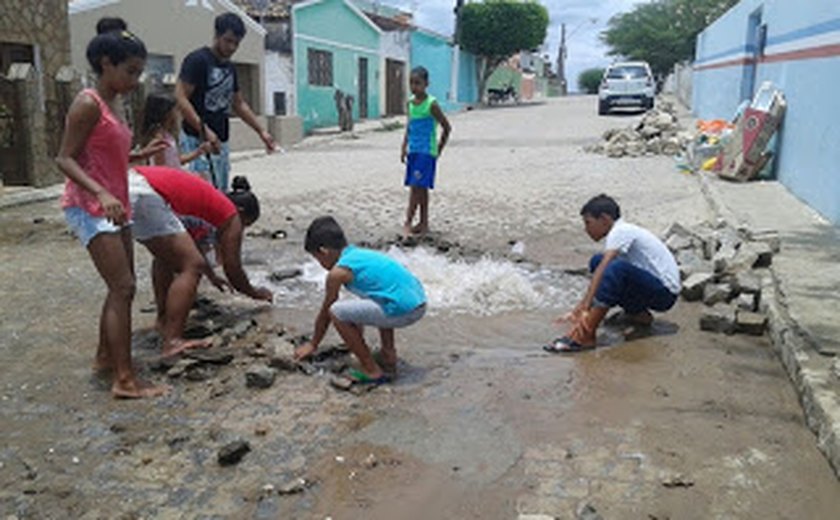 Àgua tratada de vazamento da Casal invade rua em Traipu