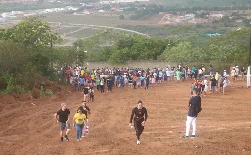 Fieis fazem romaria ao Morro Santa da Massaranduba em Arapiraca nesta Sexta-Feira-Santa