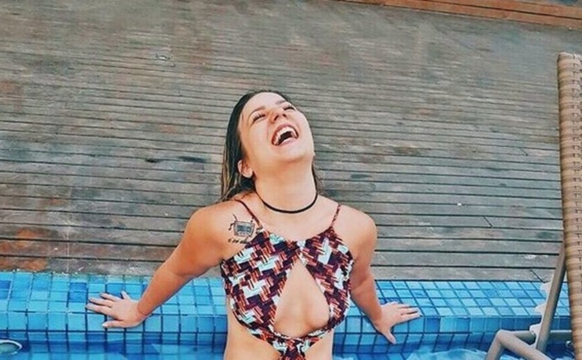 Maria Claudia mostra lado sexy em piscina: &#8216;A vida é feita de momentos&#8217;