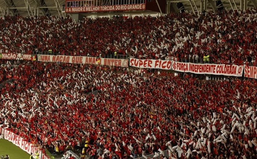 Torcedores do Inter têm reunião com jogadores no CT e cobram reação no Brasileirão