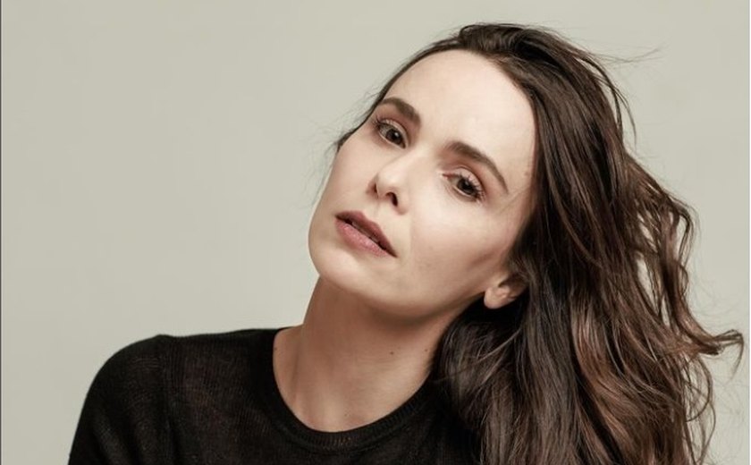 'Fazer peça sobre abuso faz a gente olhar pra trás', diz Débora Falabella