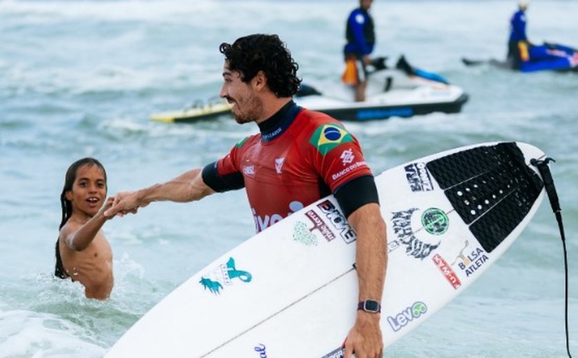 Yago Dora supera Ítalo Ferreira em final brasileira e conquista a etapa de Peniche no surfe
