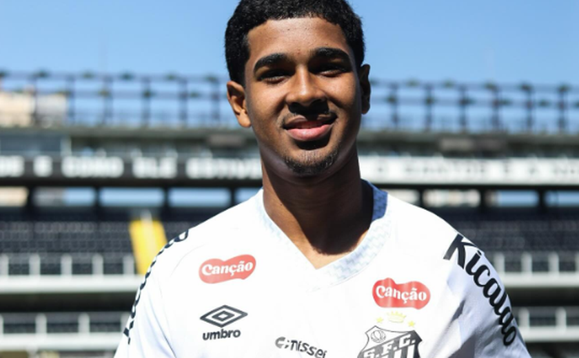 Santos renova contrato de João Ananias, jovem zagueiro que já aparece no profissional