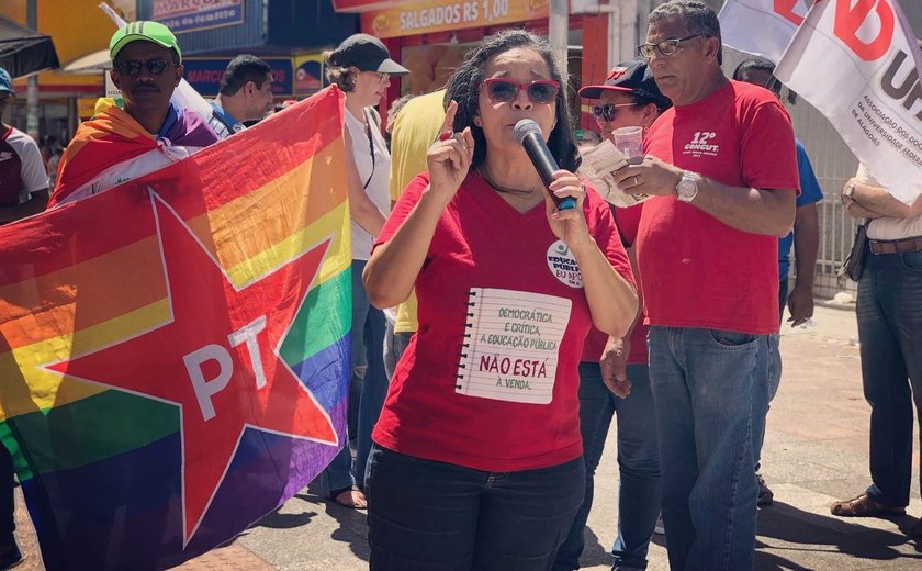 Mulheres realizam ato contra o fascismo, machismo, racismo e a LGBTfobia neste sábado em Maceió