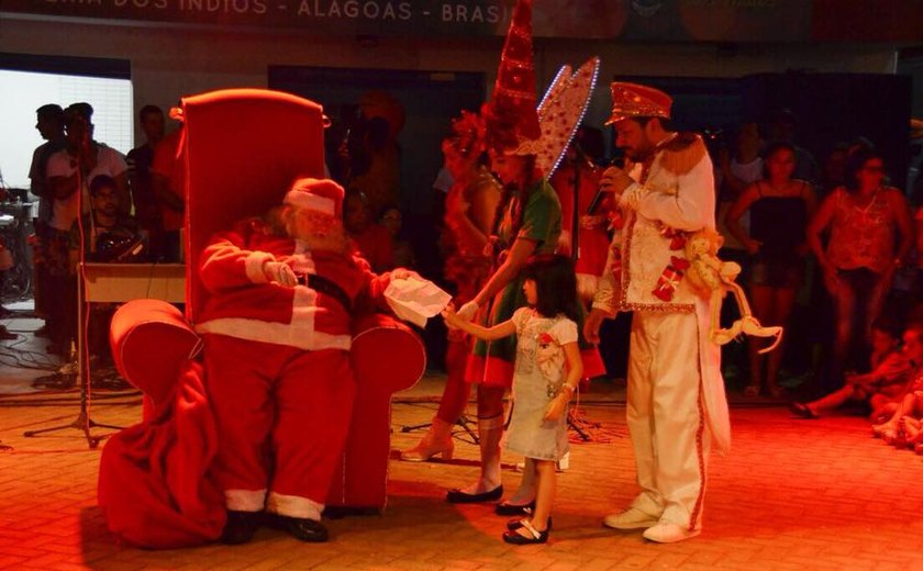 Chegada de Papai Noel encanta crianças e adultos, em Palmeira