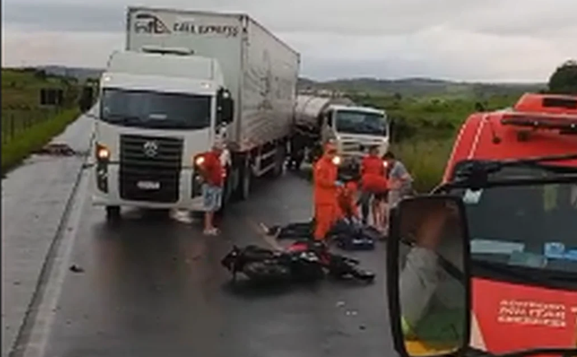 Acidente entre moto, cavalo e caminhão deixa motociclista ferido na BR-104, em Murici