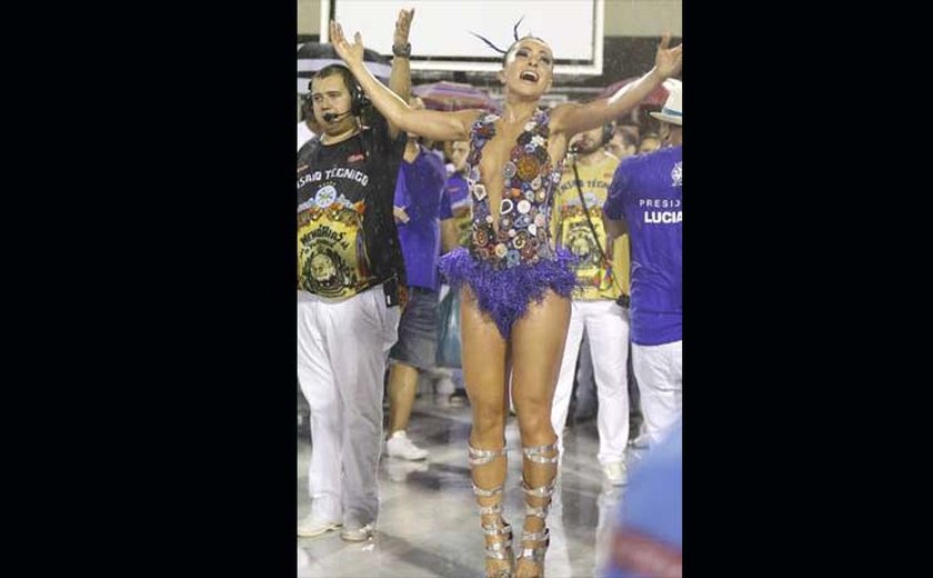 Sabrina samba na chuva em ensaio de Carnaval