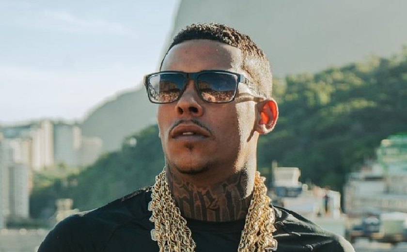 'Não sou fanático', diz MC Poze do Rodo após comprar carro de R$ 1,1 milhão descalço e sem camisa
