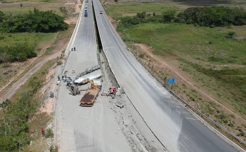 Tombamento de caminhão-tanque deixa uma pessoa morta na BR-101, em Jequiá da Praia