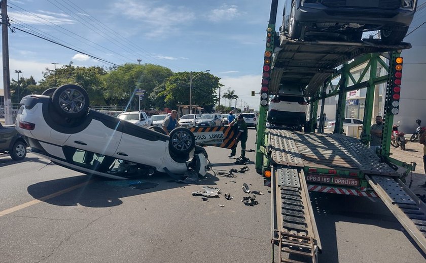 Motorista perde controle do carro e capota ao subir em rampa de carreta cegonha em Arapiraca