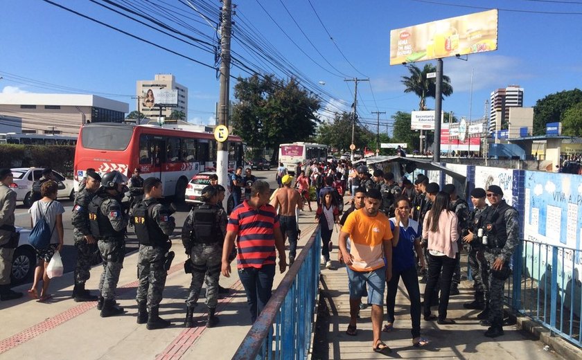 Estudantes da rede estadual são detidos pela PM em protesto em Maceió