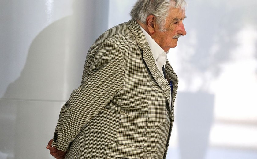 Cortejo fúnebre de Pepe Mujica reúne milhares em Montevidéu