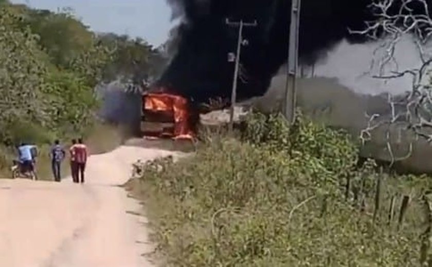 Em Cacimbinhas, ônibus escolar pega fogo enquanto transporta alunos