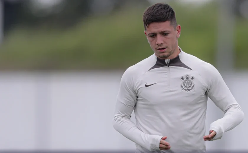 Garro treina em campo com fisioterapeutas do Corinthians após aquecimento com jogadores
