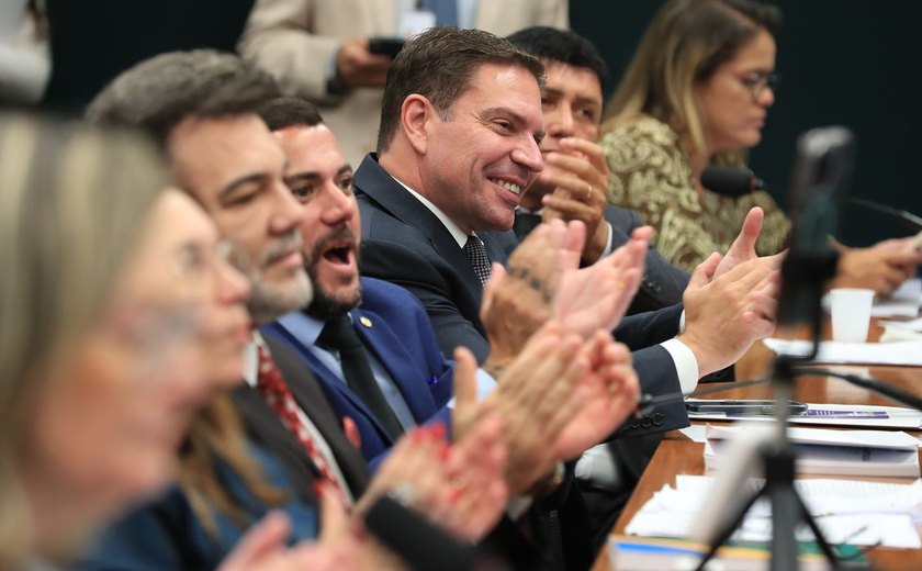 CCJ da Câmara aprova suspensão da ação contra Bolsonaro e Ramagem