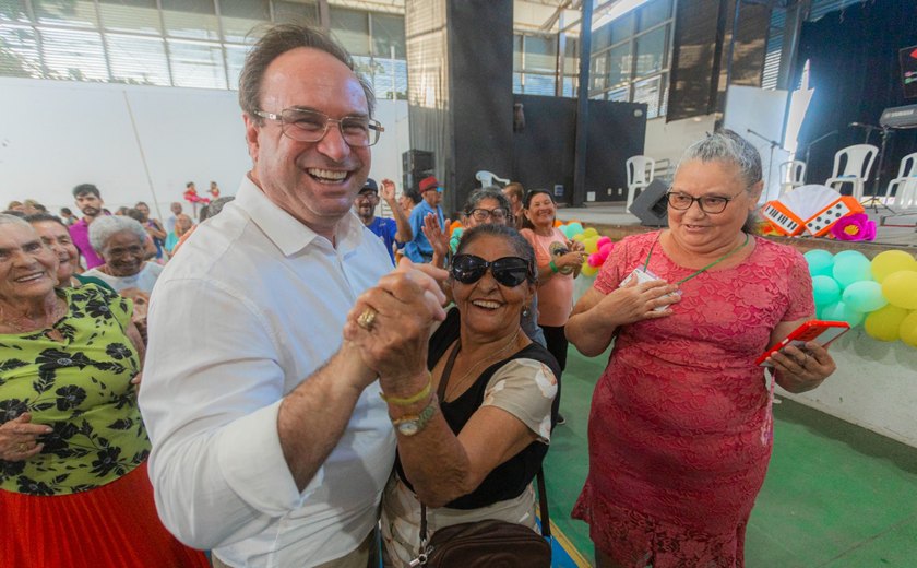 Prefeito Luciano participa de baile social com mais de 400 idosos atendidos pelos CRAS