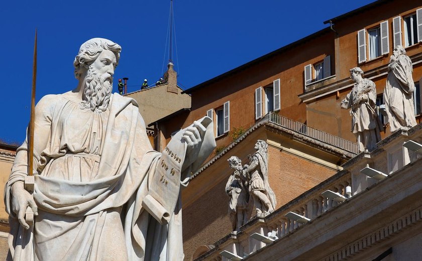 Instalada na Capela Sistina chaminé que anunciará o novo papa