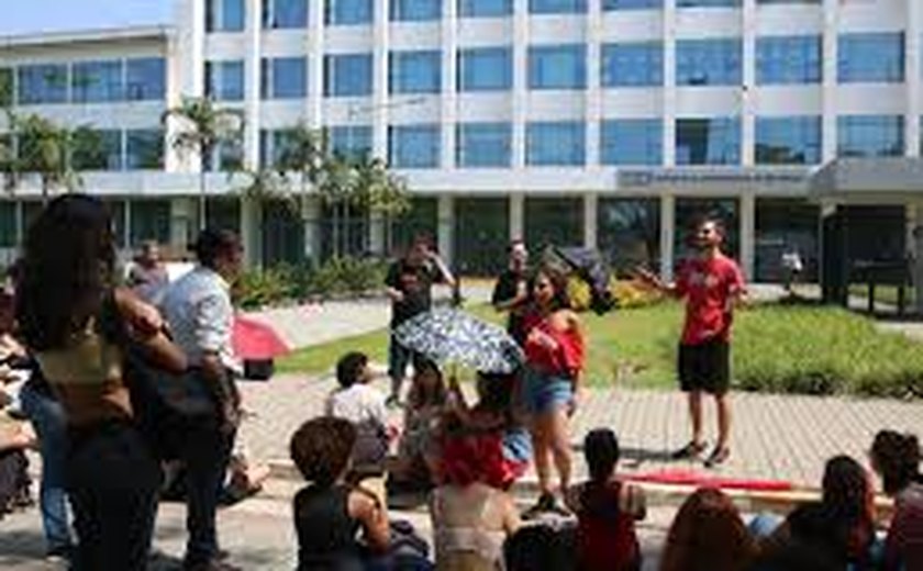 Governo faz reunião com categorias em greve nas universidades