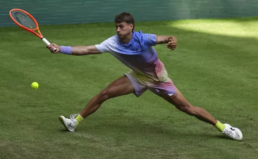 Zverev elimina algoz de João Fonseca e vai à semifinal em Halle