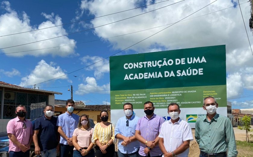 Prefeito de Santana do Mundaú recebe primeira dose contra Covid-19