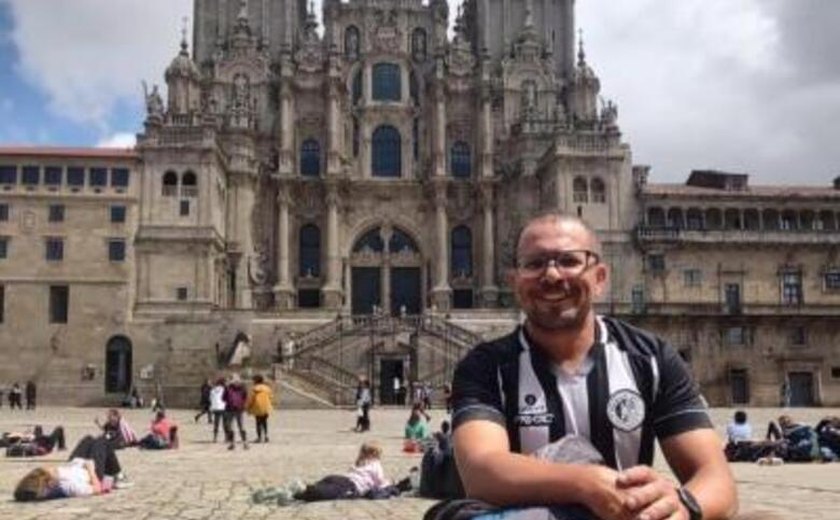 Torcedor leva as cores do GIGANTE em peregrinação a cidade de Santiago de Compostela