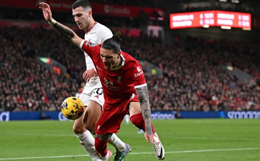 Liverpool usa time remendado e perde 1º amistoso com novo técnico; Casemiro é capitão do United