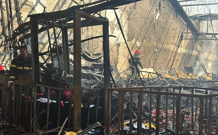 Corpo de Bombeiros ainda tentam combater focos de incêndio em loja no centro de Maceió