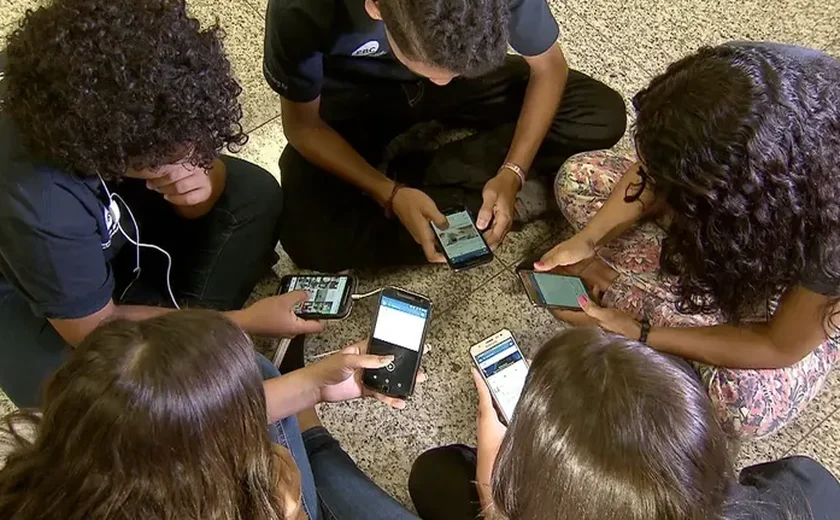 Adolescentes não têm apoio para lidar com redes sociais, diz pesquisa