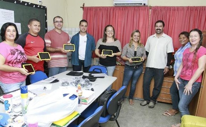 Governo entrega tablets para escola de Palmeira dos Índios