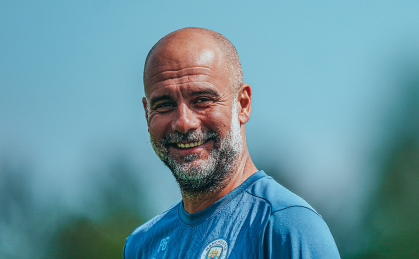 Guardiola rouba a cena no retorno da banda Oasis a Manchester, mas ouve vaias durante show