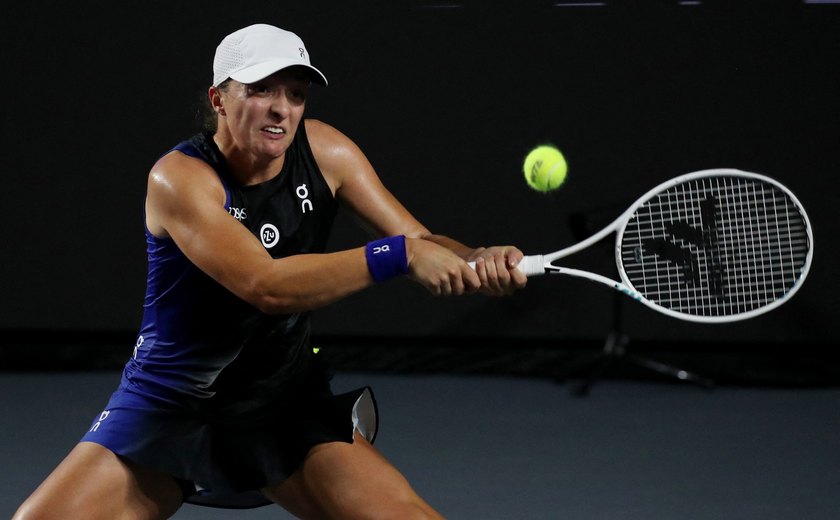 Swiatek arrasa Sabalenka em jogo de 2 dias e decide WTA Finals com Pegula para voltar ao topo
