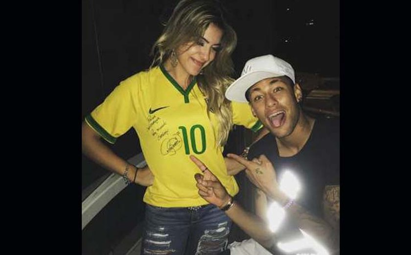 Neymar posta foto com Lorena Improta após jogo da Seleção