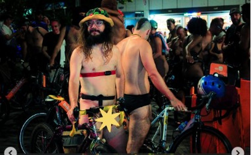 Ciclistas pedalam nus em SP para cobrar por segurança no trânsito