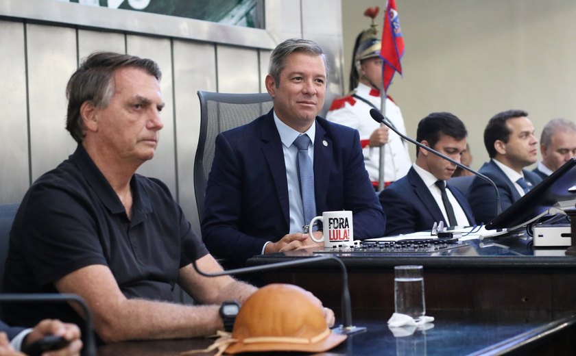 De camisa polo, Bolsonaro recebe em sessão solene da ALE título honorário, com apenas 4 deputados