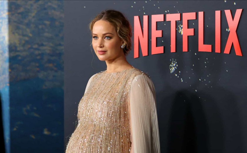 Jennifer Lawrence mostra barriga de grávida em lançamento de filme da Netflix